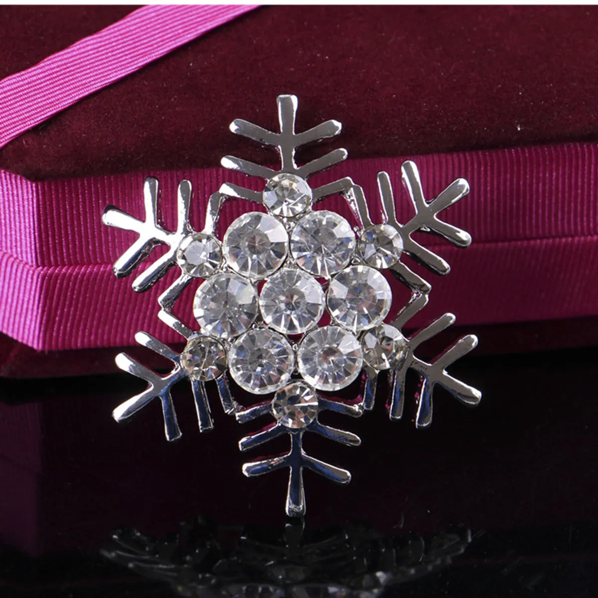 Simple Style Snowflake Alloy Rhinestone Inlay Rhinestones Women'S Brooches