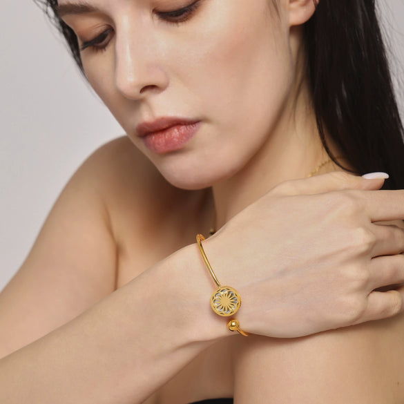 Small Crumple Chrysanthemum Sea Water Shell Elastic Cord Adjustable Open Bracelet In Titanium Steel With Electroplating Fashion Ol Style