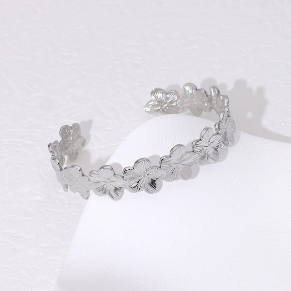 Small Fresh Flower Titanium Steel Bracelet With Niche Design 18K Gold Non Fading Electroplated For Women