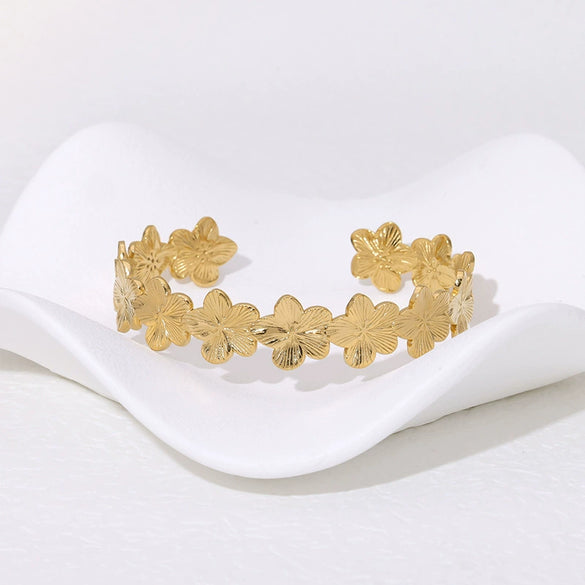 Small Fresh Flower Titanium Steel Bracelet With Niche Design 18K Gold Non Fading Electroplated For Women