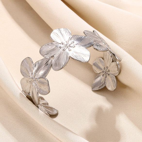 Stainless Steel And Silver Hollow Geometric Women's Bracelet With Hammered Pattern And Electroplating Treatment