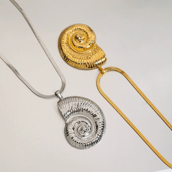 Stainless Steel And Titanium Steel Necklace Light Luxury Niche Jewelry With Electroplating Conch Flat Snake Chain For Women
