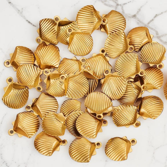 Stainless Steel Fan Shell Pendant Handmade Jewelry With 18K Gold Plated And Electroplating Treatment