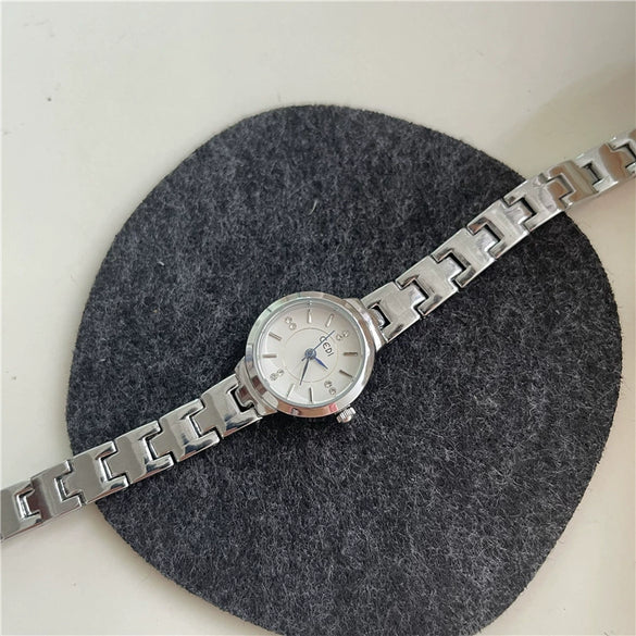 Steel Belt Bracelet Quartz Watch For Women With Alloy Case And Ordinary Glass Mirror Simple Small Dial And Rhinestone Scale Casual Style