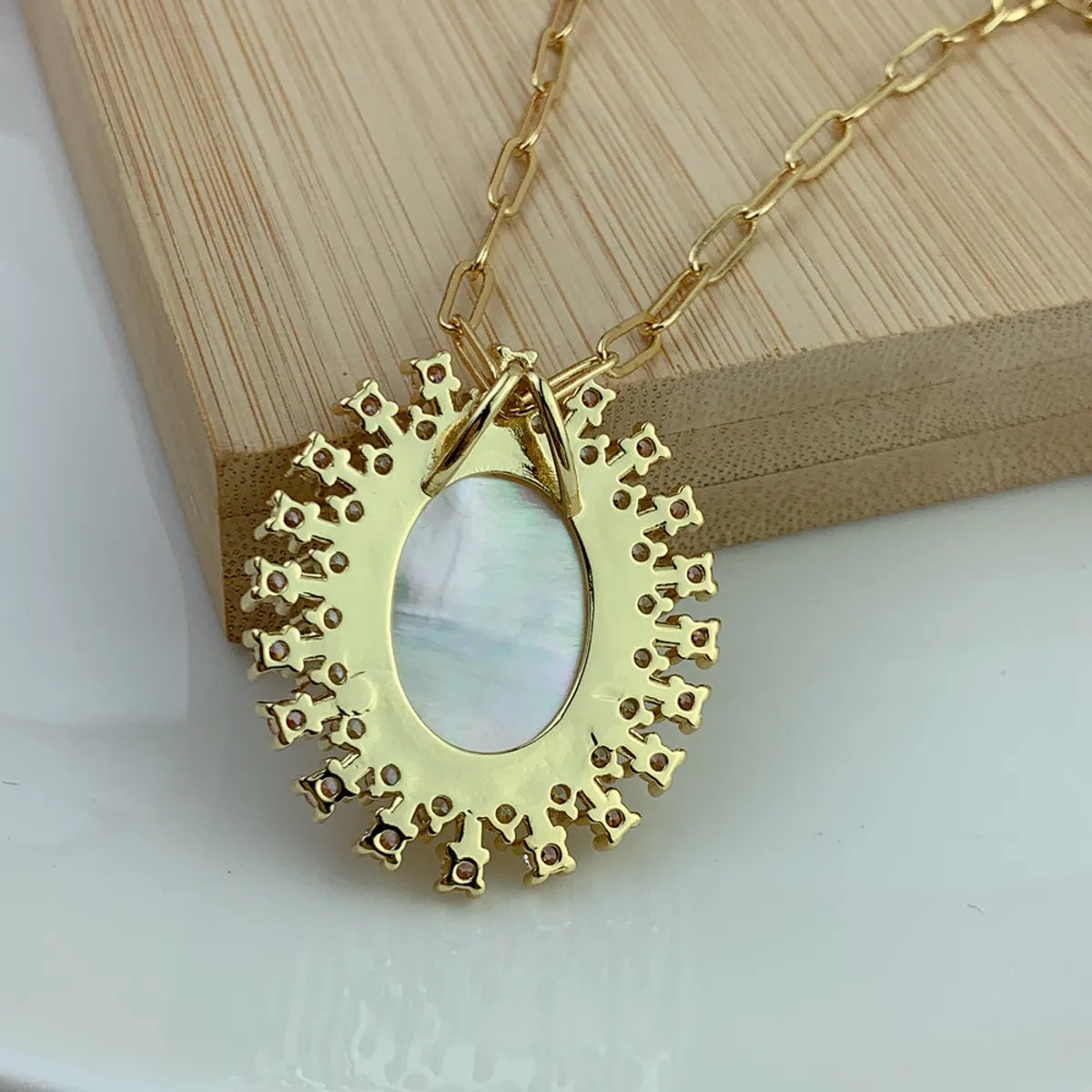 Streetwear Oval Alloy Natural Fritillary Plating Inlay Zircon 18k Gold Plated Women's Necklace