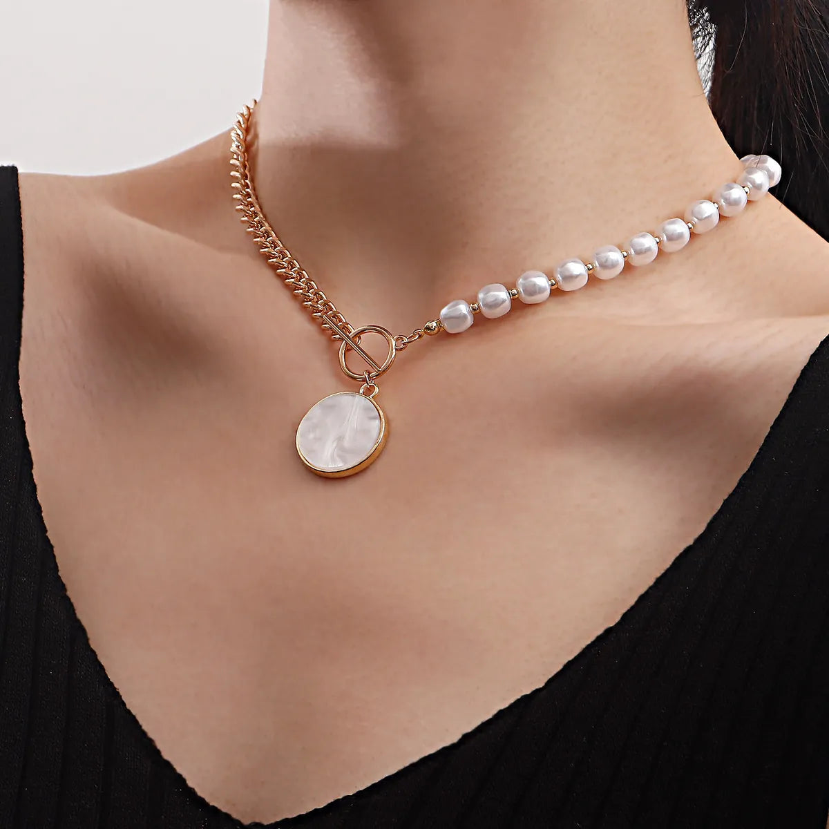 Streetwear Round Imitation Pearl Alloy Plating Inlay Shell Women's Pendant Necklace