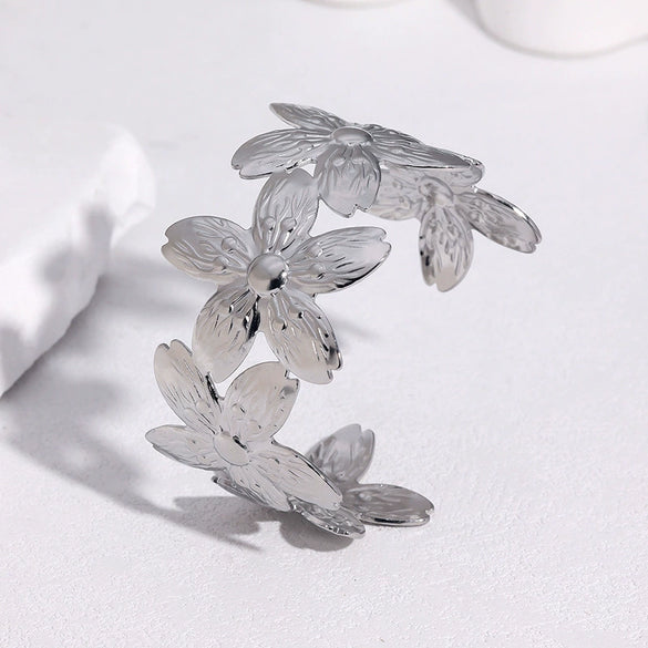Sweet Floral Stainless Steel Bracelet For Women With Electroplated Finish And Non Fading High End Minimalist Style