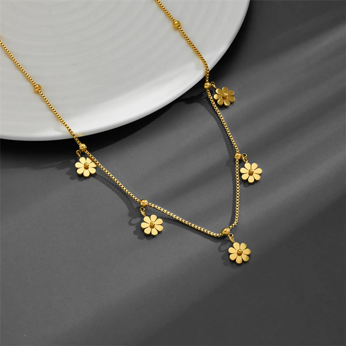 Sweet Simple Style Daisy Titanium Steel Plating 18k Gold Plated Pendant Necklace