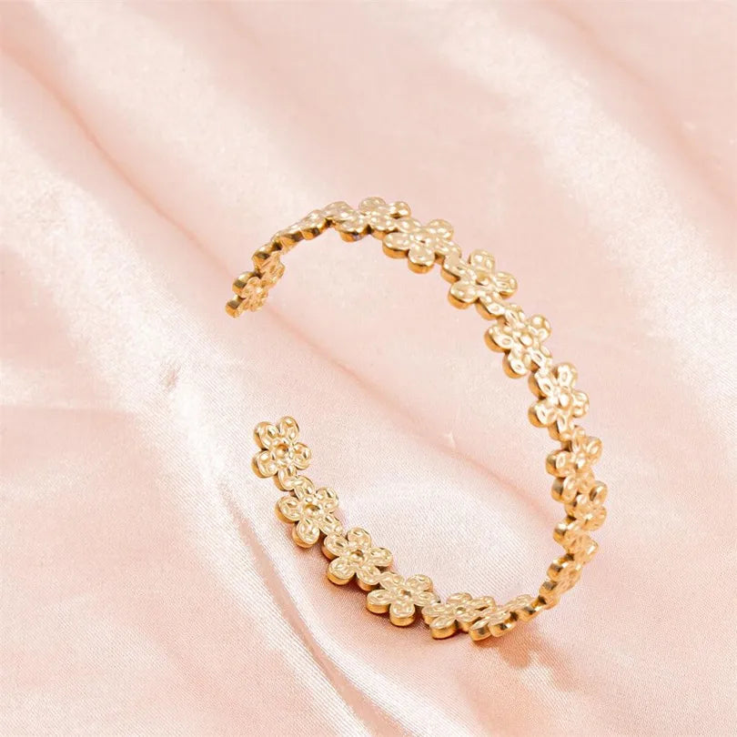 Sweet Simple Style Solid Color Flower 304 Stainless Steel 18K Gold Plated Bangle In Bulk