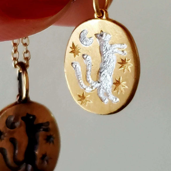 Titanium Steel Bow And Rabbit Element Pet Oval Tarot Necklace With Oil Dripping Pattern Colorpreserving 18K Gold Electroplating