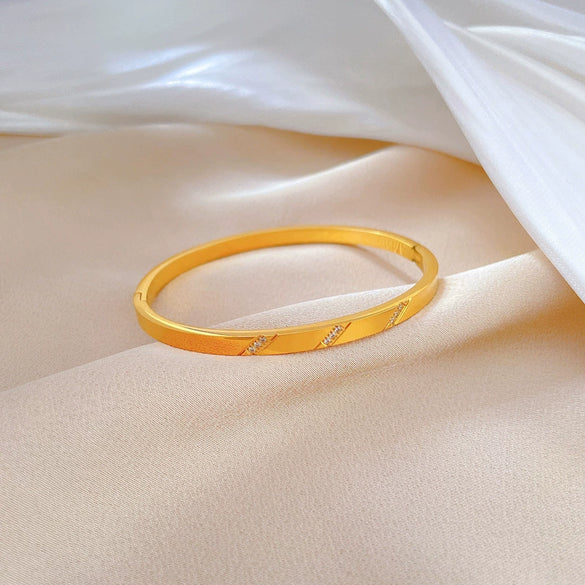 Titanium Steel Bracelet Retro Fashion Electroplated Jewelry With Cross Design