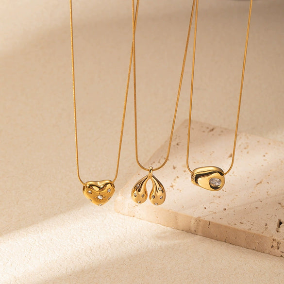 Titanium Steel Heart Shaped Necklace With 18K Gold Plated Electroplating For Women Snake Bone Chain