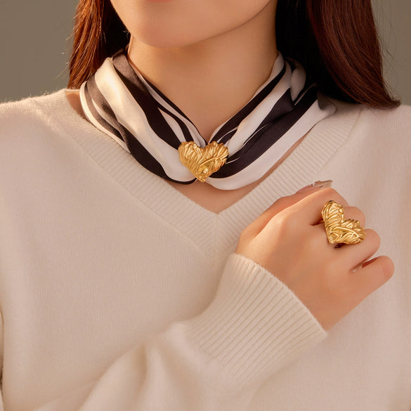 Titanium Steel Love Textured Peach Heart Dualuse Scarf And Towel Buckle Ring For Women Retro Light Luxury Style With Electroplating