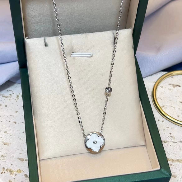 Titanium Steel Necklace With Round Inlaid Shell Four Leaf Clover Pendant For Women Electroplated O Chain Non Fading