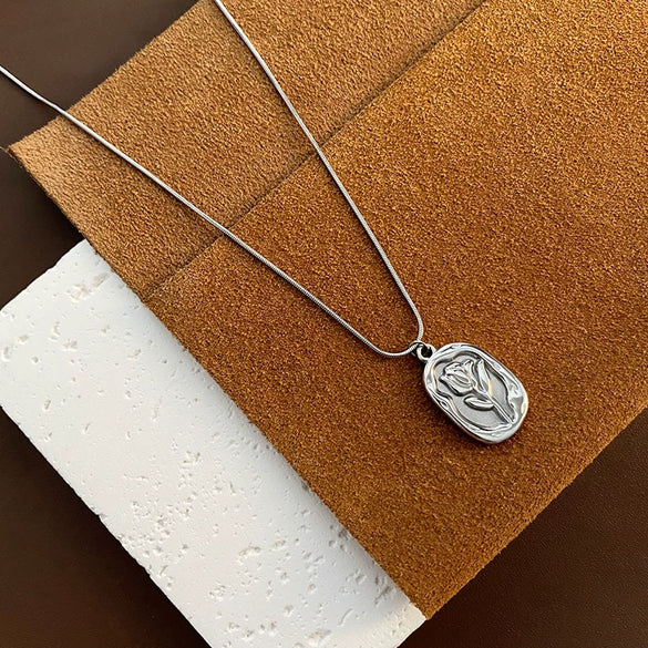 Titanium Steel Women's Necklace With French Retro Style Tulip Embossed And Geometric Pattern And Electroplating Treatment
