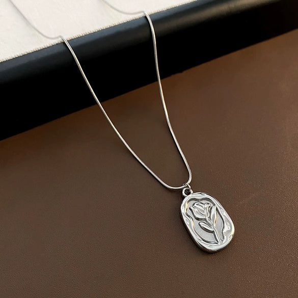 Titanium Steel Women's Necklace With French Retro Style Tulip Embossed And Geometric Pattern And Electroplating Treatment