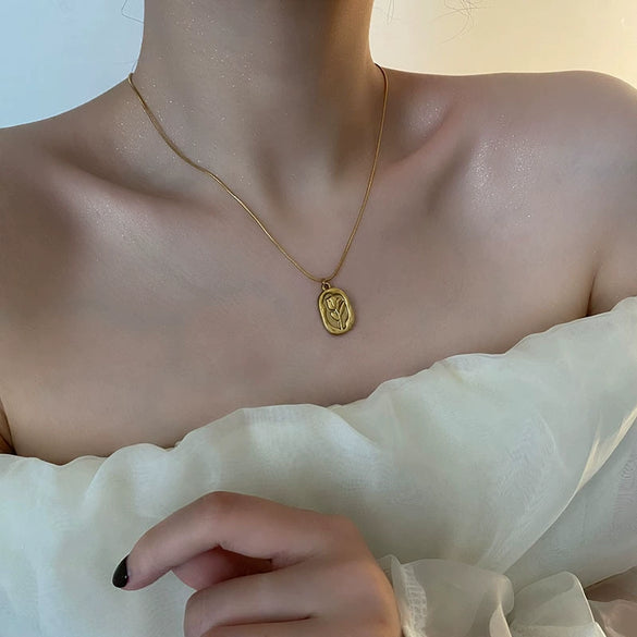 Titanium Steel Women's Necklace With French Retro Style Tulip Embossed And Geometric Pattern And Electroplating Treatment
