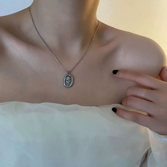 Titanium Steel Women's Necklace With French Retro Style Tulip Embossed And Geometric Pattern And Electroplating Treatment