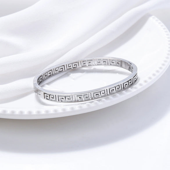 Titanium Steel Women's Retro Court Style Bracelet With Great Wall Pattern And Electroplating Design