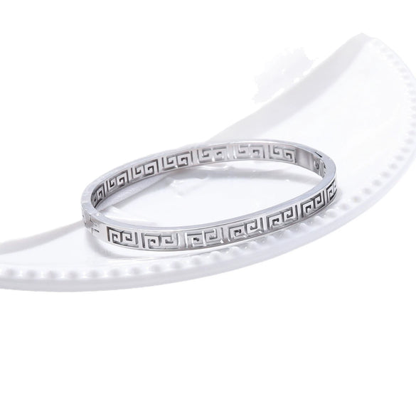 Titanium Steel Women's Retro Court Style Bracelet With Great Wall Pattern And Electroplating Design