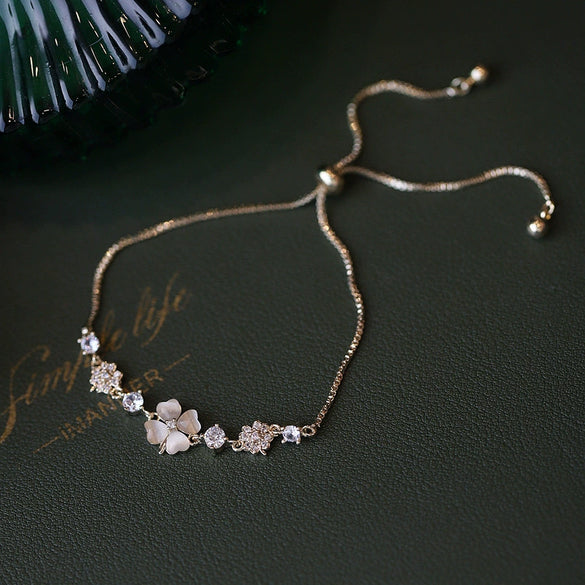 Trendy Women's Light Luxury Copper Heart Shaped Four Leaf Clover Pull Adjustable Flower Bracelet With Electroplating And Flash Diamond