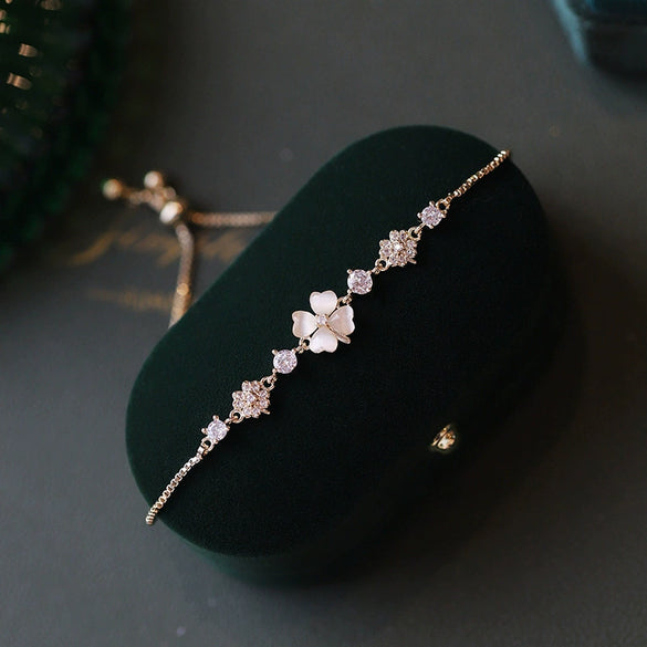 Trendy Women's Light Luxury Copper Heart Shaped Four Leaf Clover Pull Adjustable Flower Bracelet With Electroplating And Flash Diamond