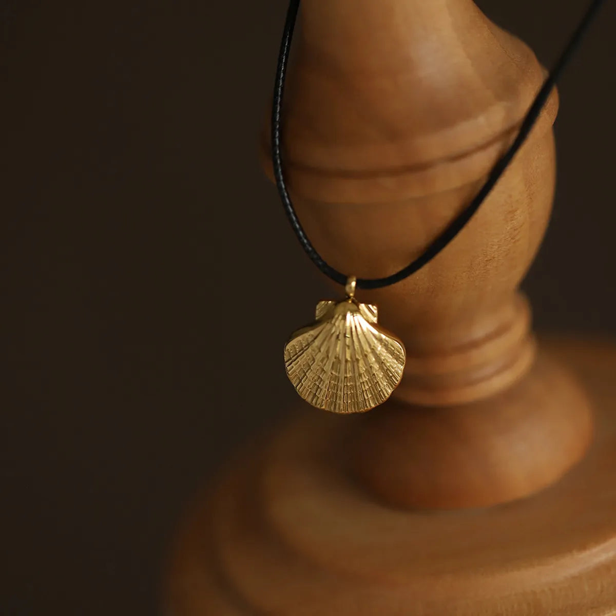 Vacation Marine Style Beach Scallop 18K Gold Plated 304 Stainless Steel Leather Rope Wholesale Pendant Necklace