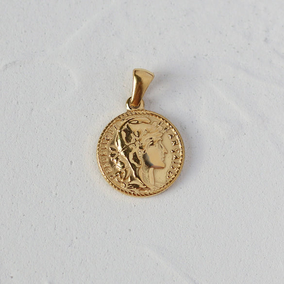 Versatile Pendant Necklace With Serpentine Rose Coin Melon Buckle Woolen Chain Titanium Steel 18K Gold Plated