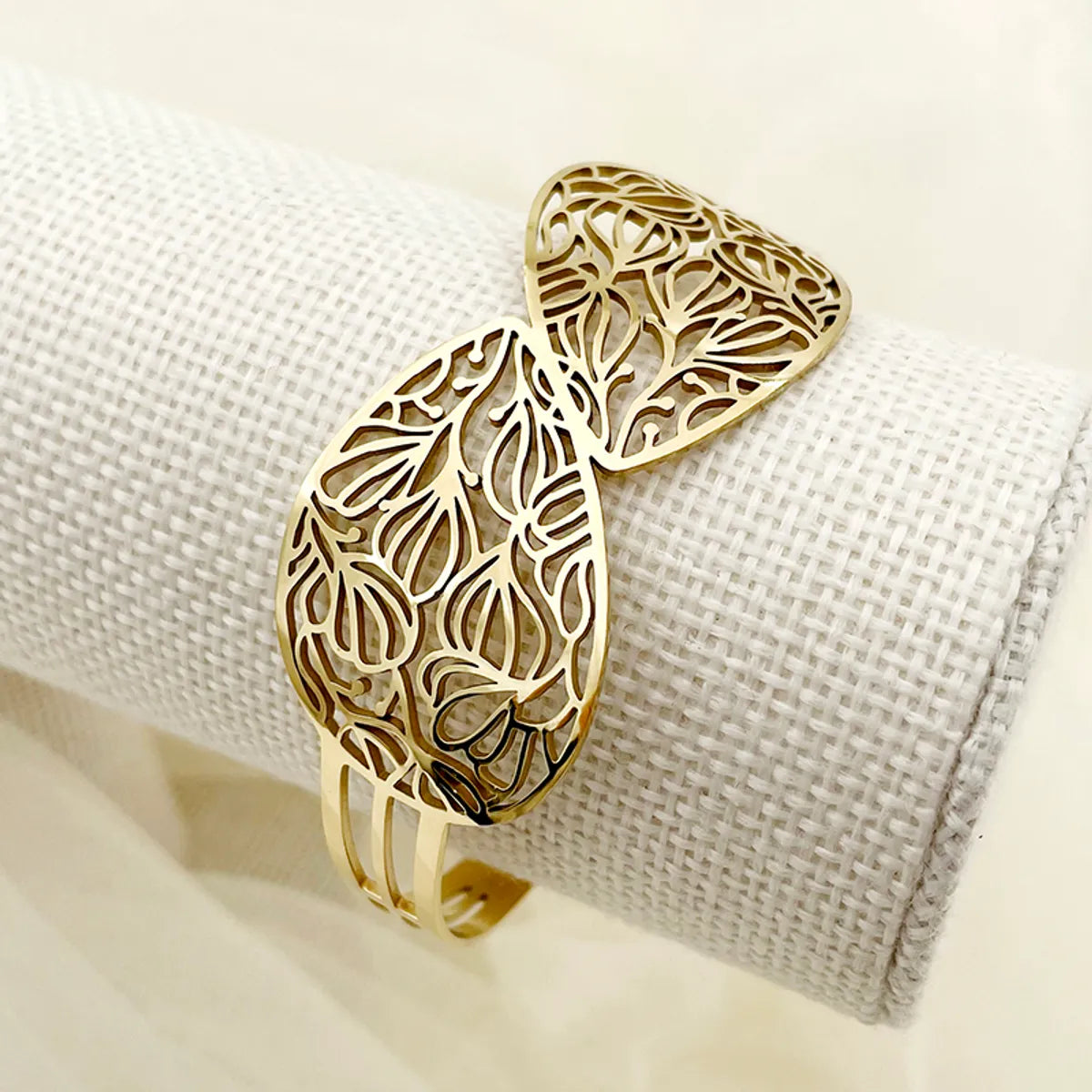 Vintage Style Classic Style Leaves Stainless Steel Plating Hollow Out Gold Plated Bangle