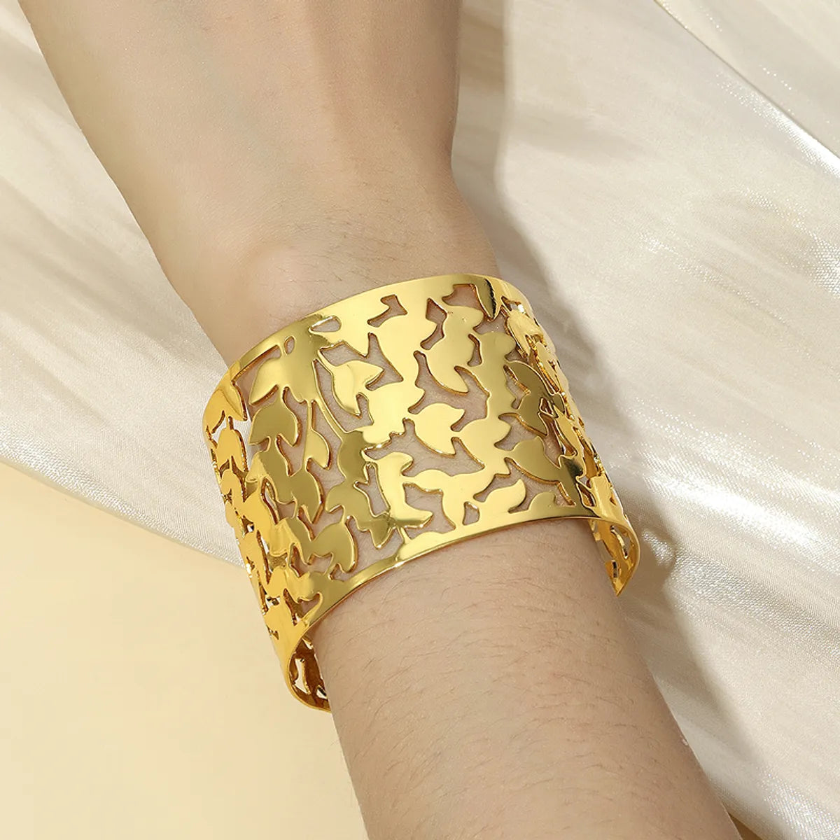 Vintage Style Leaves Copper Plating Hollow Out 18k Gold Plated Bangle