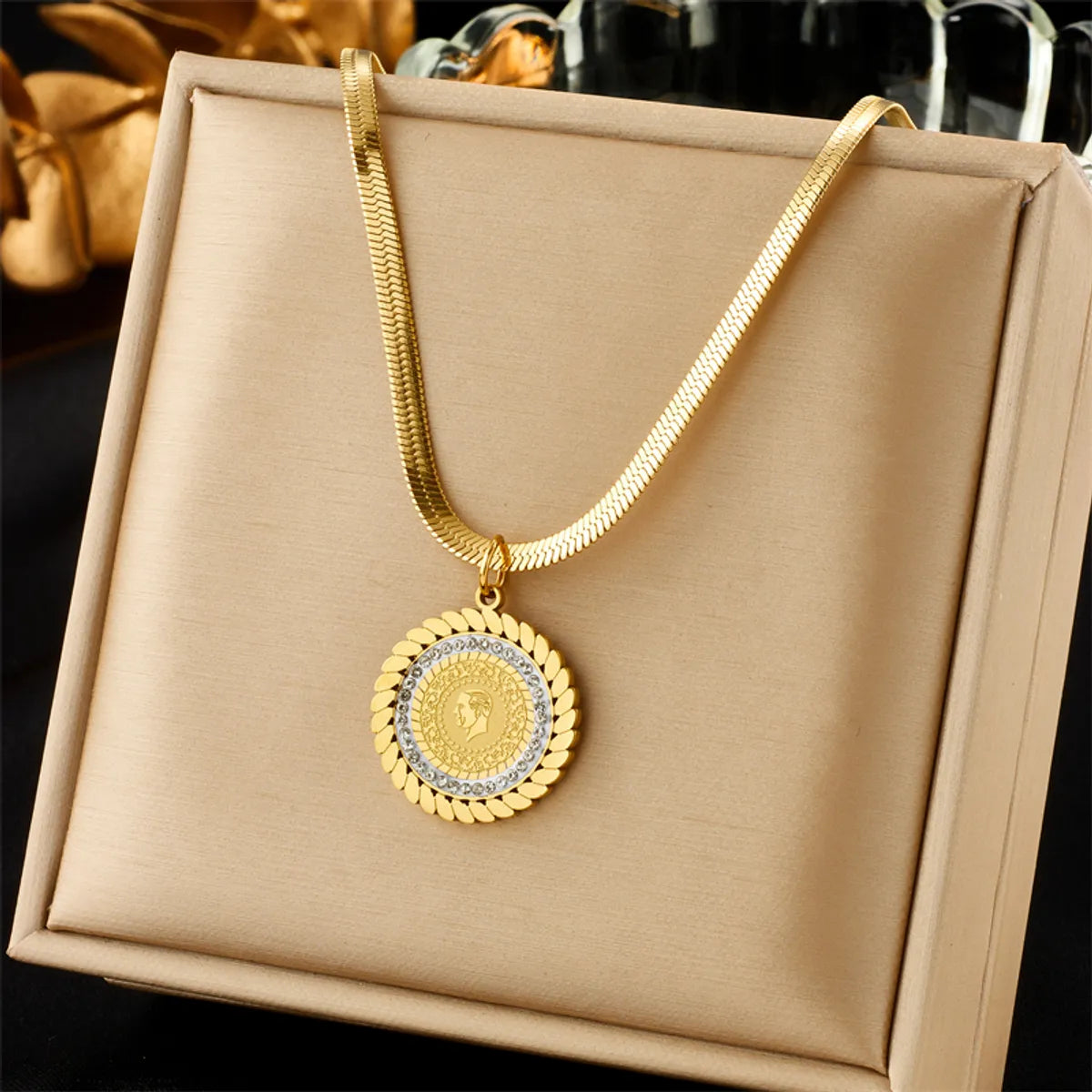 Vintage Style Round Titanium Steel Plating Inlay Rhinestones 18k Gold Plated Pendant Necklace