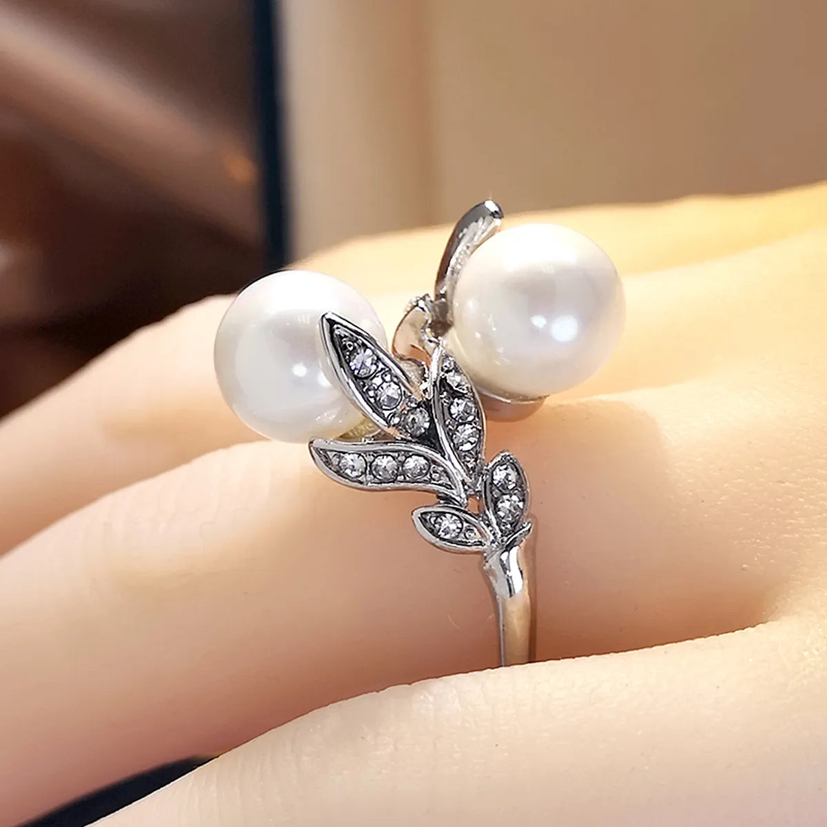 Vintage Style Shiny Leaf Metal Plating Inlay Artificial Pearls Rhinestones Silver Plated Women's Rings