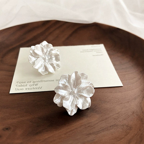 Vintage White Flower Stud Earrings For Women Handmade Resin Plastic Floral Earrings With Silver Needle Elegant Fairy Style
