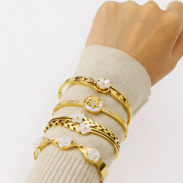 Wholesale Accessories Gold Plated Stainless Steel With Flower Elements Fashion Niche Design