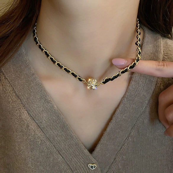 Wholesale Alloy And Leather Clavicle Chain With Rhinestone Pendant Retro Elegant Style Geometric Pattern Diamond Design