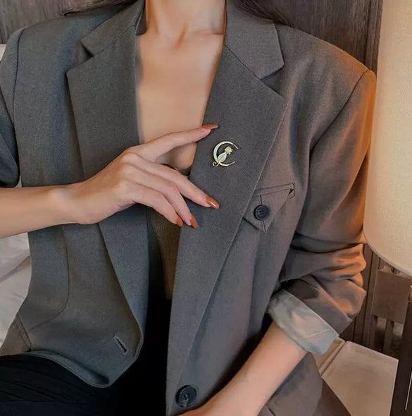 Wholesale Alloy Electroplated Minimalist Flower Shaped Women's Moon Kitten Brooch As Bag Accessory