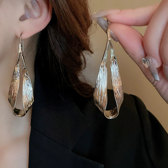 Wholesale Alloy Electroplated Simple Plant Flower And Leaf Pattern Pin Earrings For Women