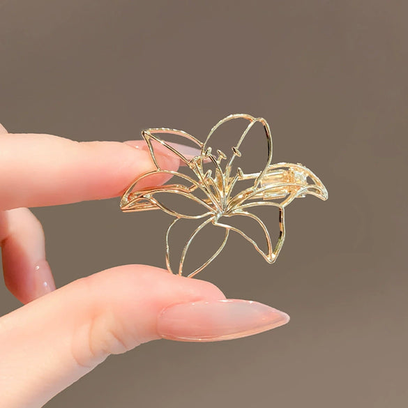 Wholesale Alloy Flower Hollow Electroplated Women's Brooch Fashion Elegant Suit Shirt Accessories Pin