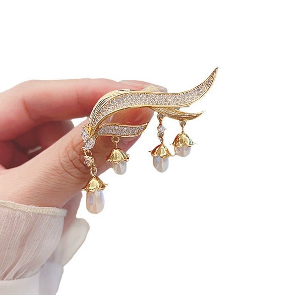 Wholesale Alloy Flower Tassel Smart Pearl Brooch For Women With Electroplating Design