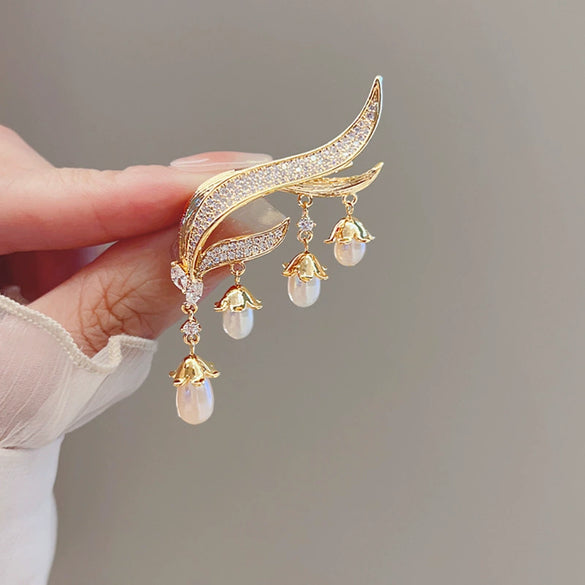 Wholesale Alloy Flower Tassel Smart Pearl Brooch For Women With Electroplating Design