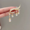 Wholesale Alloy Flower Tassel Smart Pearl Brooch For Women With Electroplating Design