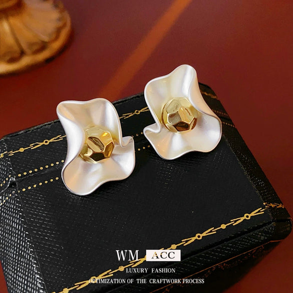 Wholesale Alloy Geometric Electroplated Pleated Round Earrings For Women Highend Cold Style