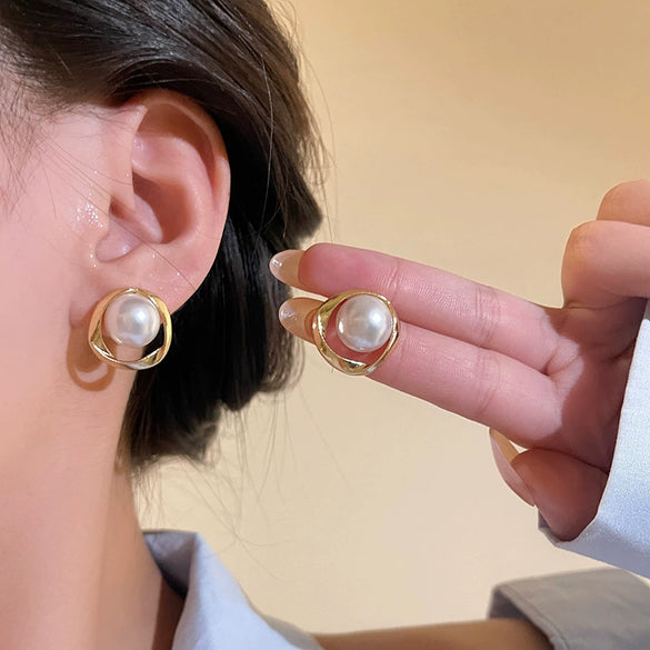Wholesale Alloy Geometric Retro Circle Pearl Earrings For Women Electroplated Design