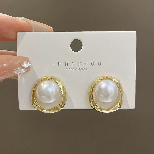 Wholesale Alloy Geometric Retro Circle Pearl Earrings For Women Electroplated Design