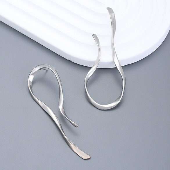 Wholesale Alloy Geometric Twisted Asymmetric Lineshaped Retro Earrings For Women With Electroplating