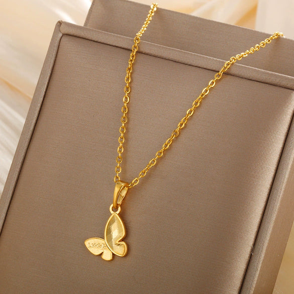 Wholesale Alloy Jewelry Butterfly Love Pendant Necklace With Honeycomb Dragon Scale Animals Zodiac Heart Pattern And Electroplating Treatment