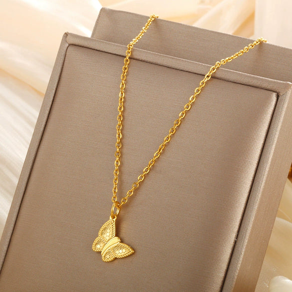 Wholesale Alloy Jewelry Butterfly Love Pendant Necklace With Honeycomb Dragon Scale Animals Zodiac Heart Pattern And Electroplating Treatment