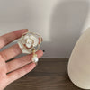 Wholesale Alloy Leaves Pattern Electroplated Camellia Pearl Women's Coat Brooch Fashion Accessories
