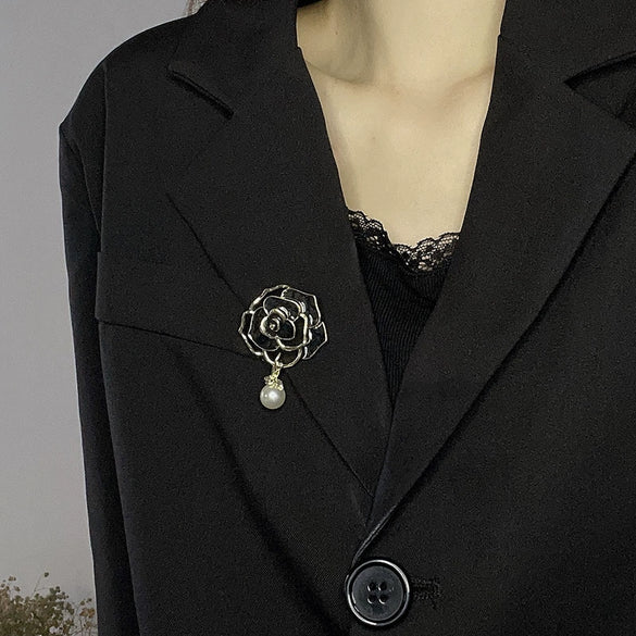 Wholesale Alloy Leaves Pattern Electroplated Camellia Pearl Women's Coat Brooch Fashion Accessories