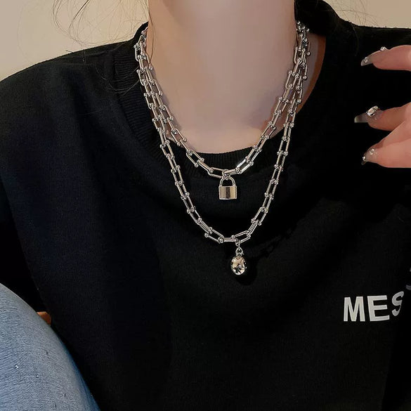 Wholesale Alloy Letter Gold Pea Necklace With Electroplating For Women Fashion High Sense Clavicle Chain And Simple Sweater Chain